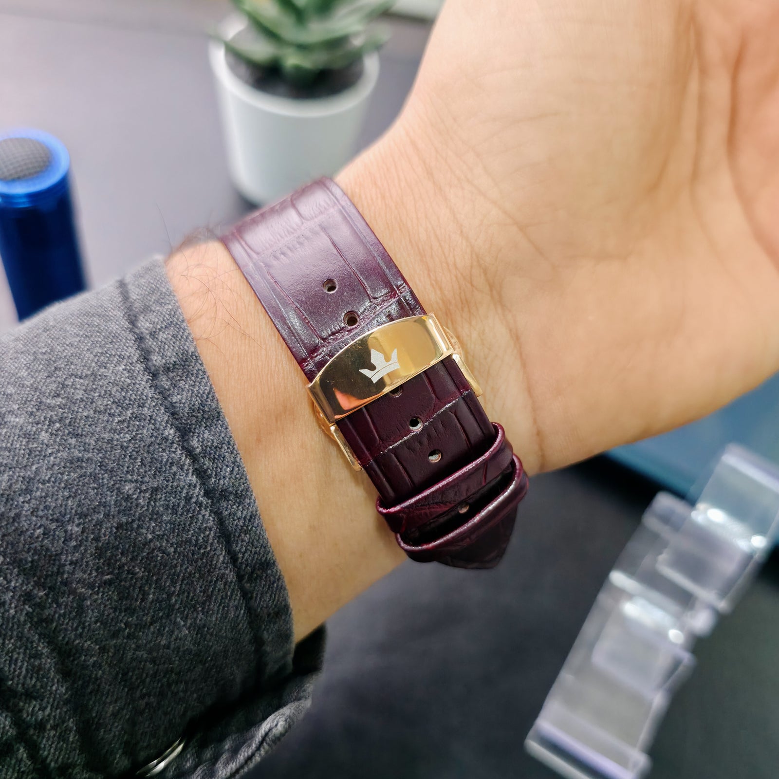 Close-up of stainless steel butterfly lock on Franklord Black Royale’s maroon leather strap