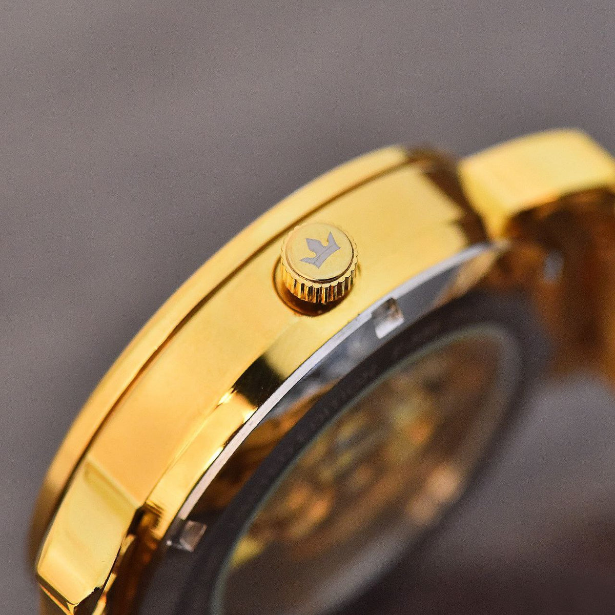 Close-up view of the Franklord Mechanis Regal Gold Watch crown, elegantly engraved with the signature Franklord logo.