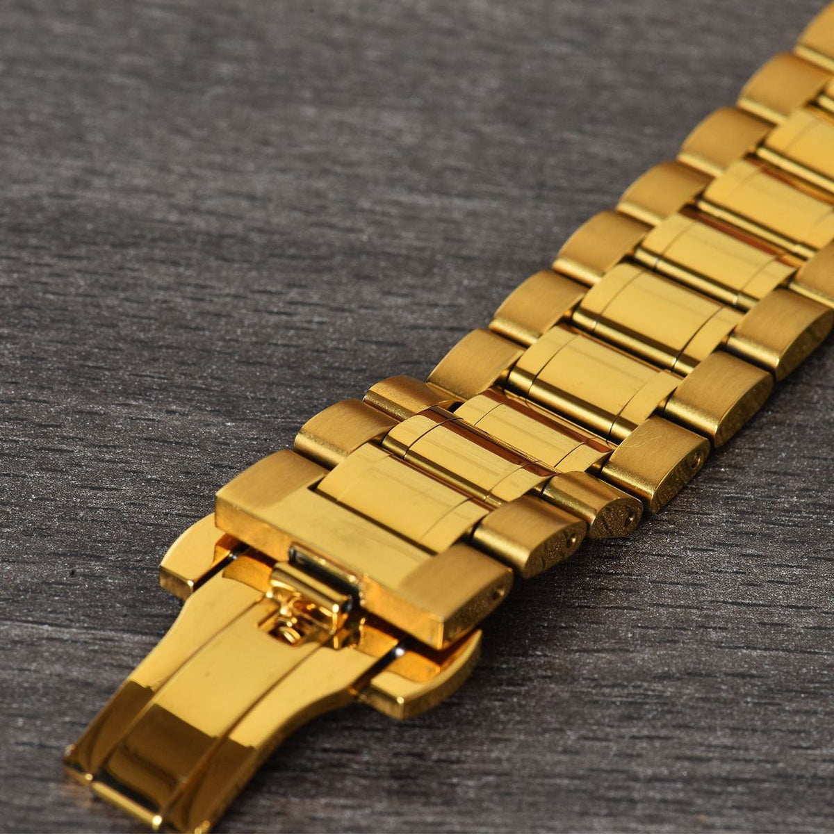 Close-up of the polished gold stainless steel bracelet on the Franklord Mechanis Regal Gold Watch, combining durability and elegance.