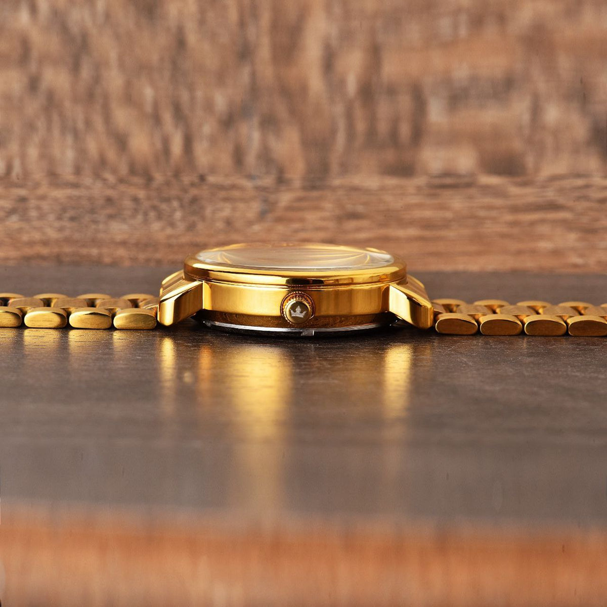 Side profile of the Franklord Mechanis Regal Gold Watch, featuring a sleek gold case and finely detailed crown for a luxurious finish.