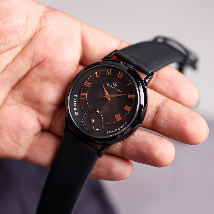 Handheld image of the Franklord Split Turbo – Noir Tech, highlighting its elegant case and black leather strap.